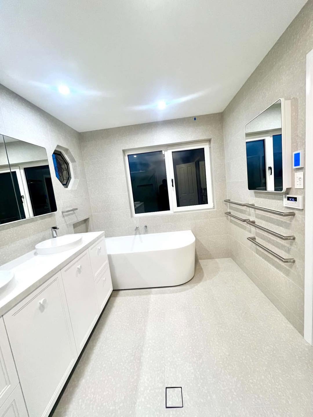 Large Ensuite — Full Width Vanity
