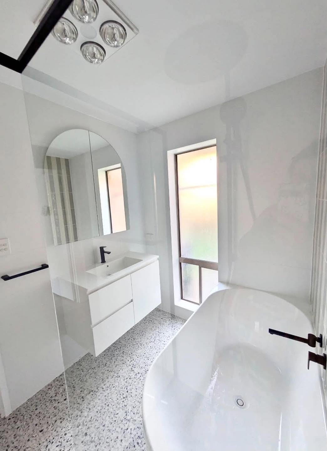 Freestanding Bath & Arch Mirror
